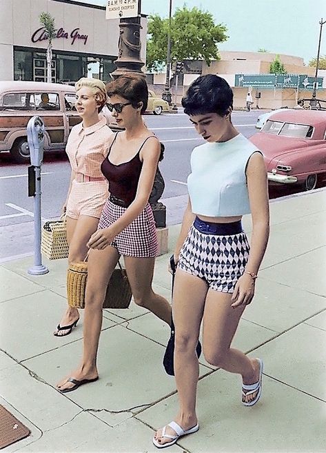 Ladies going shopping in colorful shorts, Los Angeles in 1960. 1950s Outfits Women, 1950s Shorts, Vintage Summer Outfits, 50s Outfits, 1950s Outfits, Women Shorts, Skater Girls, Prom Pictures, Girl Next Door