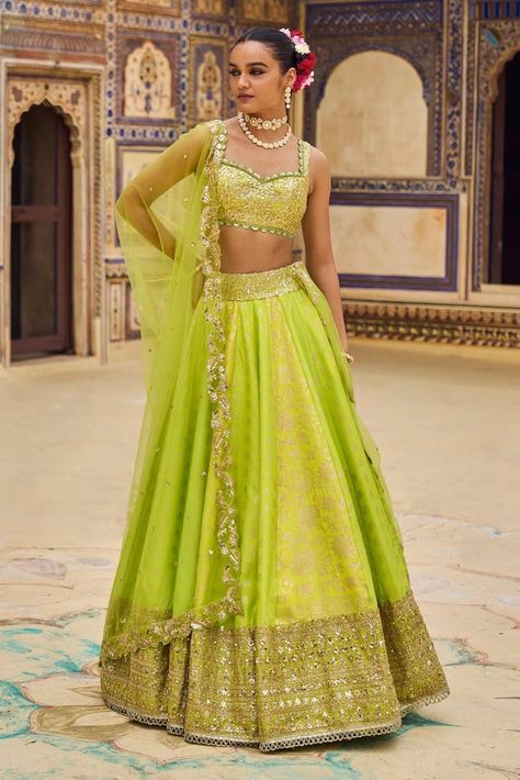 Affordable Bridal Lehengas Under 25k for Your Big Day! Bridal Makeup Kit, Shaadi Outfits, Bridal Makeup Hairstyles, Cancan Lehenga, Wedding Bridal Makeup, Brocade Pattern, Green Thread, Wedding Dress Jewelry, Green Lehenga