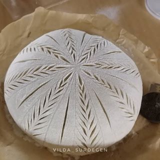 Mialotta (@vilda_surdegen) • Instagram-Fotos und -Videos Boule Scoring, Scoring Sourdough, Scoring Patterns, Bread Scoring Patterns, Healthy Holiday Treats, Savory Bread Recipe, Bread Scoring, Bread Lame, Homemade Sourdough Bread