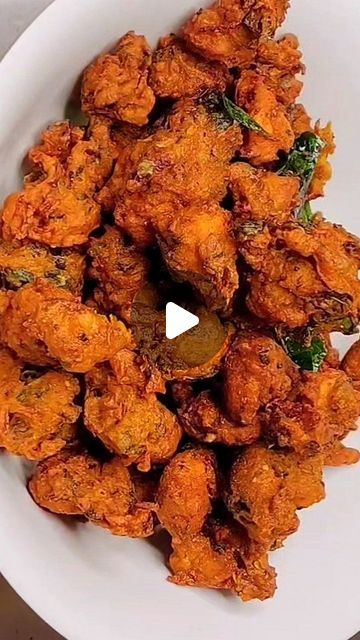 Shaheen Syed on Instagram: "Ramadanspecial crispy chicken pakoda/ chicken pakora recipe 

ChickenPakoda #indianappetizer #FriedChicken #SpicySnack #Pakora #ChickenFritters #IndianCuisine #StreetFood #SnackRecipe #EasyAppetizer #RamadanFood #PakoraForIftar
#IftarSnavks #RamadanRecipes

Ingredients 
600 grams chicken small pieces
1 tbsp ginger garlic paste
5 to 6 green chillies chopped
Handful coriander leaves chopped
4 to 5 stick curry leaves chopped
1 medium sized lemon juice
1 big onion sliced
1 tsp full red chilli powder
1 tbsp coriander seed powder
1 tsp pepper powder
1 tsp garam masala powder
1 tsp cumin seed powder
1/2 tsp turmeric powder
1/4 tsp cooking soda
1/2 cup rice flour
1 cup gram flour 
1 tsp chaat masala powder
Lemon wedges
Fried chillies and curry leaves" Fried Chillies, Chicken Pakoda Recipe, Chicken Pakoda, Chicken Pakora Recipe, Wedge Fries, Chicken Pakora, Garam Masala Powder, Pakora Recipe, Coriander Seed