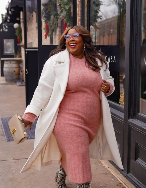 CanDesLand - Chicago fashion and lifestyle blogger, Candace Smith, shares her daily outfits, beauty tips, decor and more. Candace is one of the top Chicago Plus Size bloggers. Plus Size Parisian Style, Long White Coat, Taupe Bag, Pink Knit Dress, Rib Knit Dress, Chicago Fashion, Pink Knit, Stylish Work Outfits, Ribbed Knit Dress