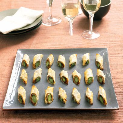 Mary Berry's asparagus rolls recipe. For the full recipe and more, click on the picture or visit RedOnline.co.uk Filo Rolls, Easy Dinner Party Recipes, Christmas Canapes, Canapes Recipes, Mary Berry Recipe, Christmas Recipes Easy, Goats Cheese, Parma Ham, Party Appetizers Easy