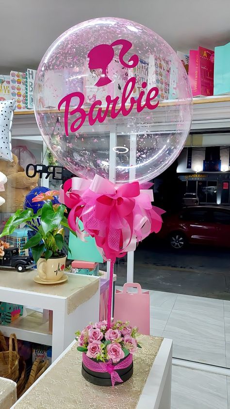 Barbie Balloon Centerpiece, Barbie Themed Centerpieces, Barbie Party Centerpieces, Barbie Theme Party Ideas, Barbie Table Decorations, Barbie Centerpieces Ideas, Barbie Centerpieces, Barbie Christmas Tree, Barbie Bday