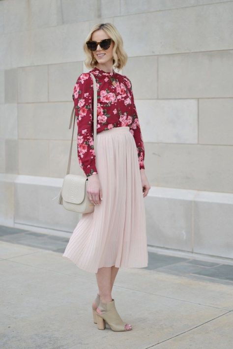 4 Ways to Style a Pleated Blush Midi Skirt - Straight A Style Pink Pleated Skirt Outfit, Pleated Skirt Outfits, Blush Skirt, Style Vision Board, Midi Skirt Spring, Skirt Straight, Pink Pleated Skirt, Straight A, Dressy Skirts