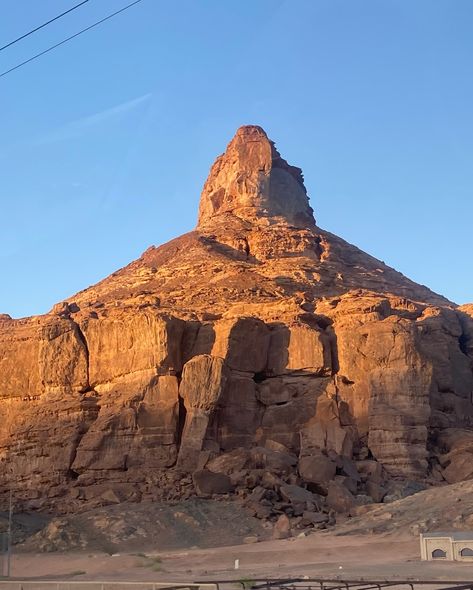 Ini kalo mars ada di bumi . Daerah kering, dikelilingin bukit merah, pasir halus, berasa di dunia starwars 👀 di daerah nya banyak peninggalan rumah tradisional timur tengah yang gue coba explore cuma takut nyasar aja . 📍 Jabal Al Fil 📍 ATHR 📍 Old Town . #jelajaharsitektur Old Town, Mars, Instagram