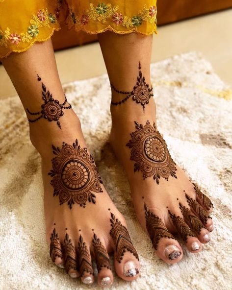 Minimal Mehendi Designs for Feet Bridal Henna Leg Designs, Minimal Foot Mehendi Design, Minimal Leg Mehendi Design, Bridal Leg Mehendi Designs Latest, Mehandi Designs Leg, Mehendi Designs Leg, Mehendi Design For Legs Simple, Mehendi Designs For Foot, Feet Mendhi