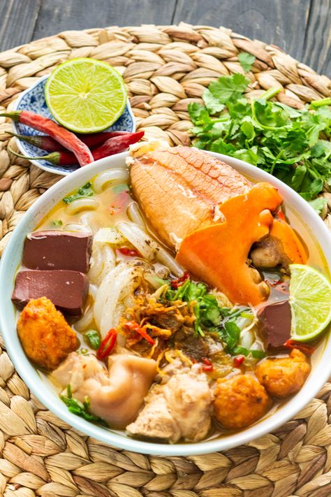 This slurp-worthy bowl of Banh Canh Cua has an explosive fresh crab flavor and slippery tapioca noodles for every noodle soup lover! With a sticky, thick seafood broth topped with aromatic herbs, it's a gem everyone needs to try. #banhcanhcua #tapiocanoodles #tapiocanoodlesoup #vietnamesenoodlesoup Banh Canh Cua, Tapioca Noodles, Banh Canh, Crab Food, Viet Food, Vietnam Food, Easy Asian Recipes, Asian Soup, Vietnamese Cuisine