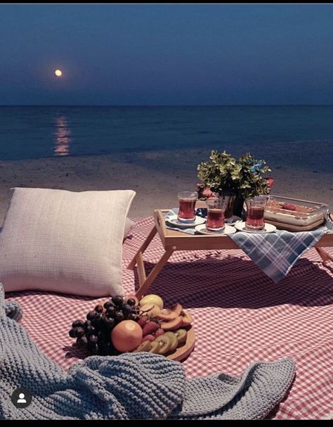 Beach Picnic For 2, Beach Picnic Ideas, Romantic Beach Picnic, Moonlit Beach, Picnic Date Food, Picnic On The Beach, Picnic Snacks, Dream Dates, Picnic Inspiration