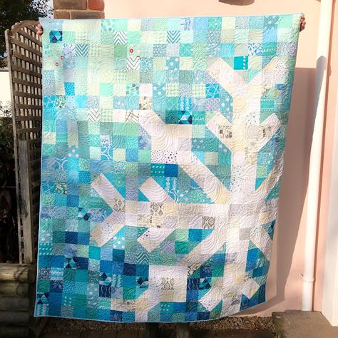 Low Volume Quilt, Free Quilt Tutorials, Snowflake Quilt, Quilt Club, Two Color Quilts, Quilt Care, Mystery Quilt, Beginner Quilt Patterns, Holiday Quilts