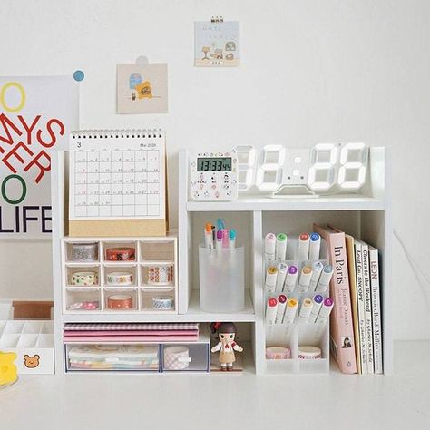 study desk decor Desk With Organizer, Desk Cute Ideas, Stationary Set Up, Small Desk Ideas Aesthetic, Desk Set Up, Desk Organization Ideas Aesthetic, Desk Drawer Organization, Small Desk Decor, Desk Organizer Ideas