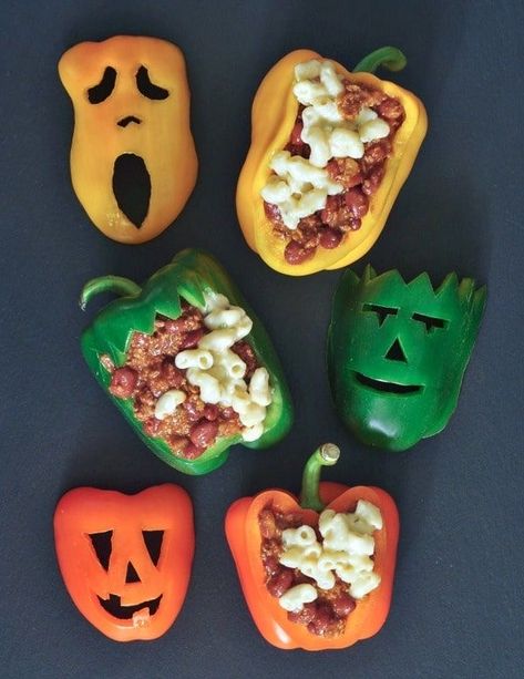 Stuffed Peppers Vegan, Halloween Stuffed Peppers, Samhain Recipes, Vegan Halloween Food, Halloween Food Dinner, Vegan Halloween, Spooky Food, Chili Mac, Halloween Fest