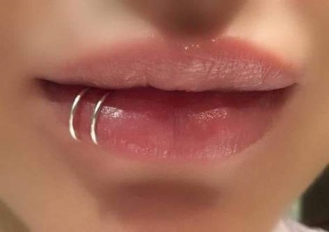 Ušný Piercing, Bijoux Piercing Septum, Spiderbite Piercings, Piercing Bouche, Mouth Piercings, Cool Ear Piercings, Pretty Ear Piercings, Face Piercings, Cool Piercings