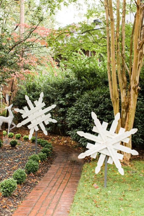 DIY Snowflake Yard Decoration Winter Yard, Christmas Decor Outside, Diy Yard Decor, Christmas Outdoors, Christmas Yard Art, Snow Flakes Diy, Easy Christmas Treats, Outdoor Christmas Decor, Christmas Yard Decorations