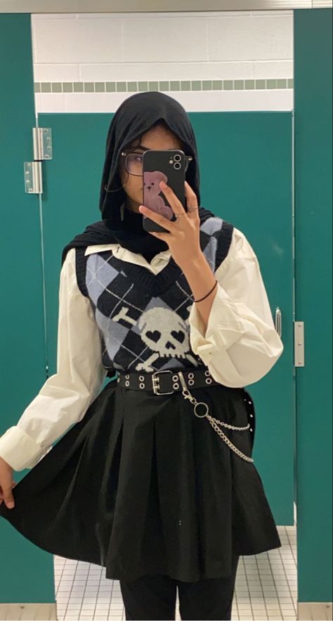 Emo Hijab Outfits, Modest Alt Fashion, Modest Emo Outfits, Emo Hijabi, Modest Alternative Fashion, Descendants Genderbend, Hijab Grunge, Goth Hijabi, Rock Inspired Outfits