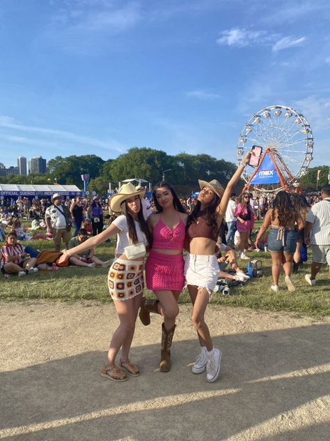 #chicago #festivalfashion #festivaloutfit #sueños #music #besties #poseideas Women Festival Outfits, Suenos Festival, Chicago Outfit, Festival Inspo, Festival Outfit, Festival Outfits, Chicago, Festival, Outfit Inspo