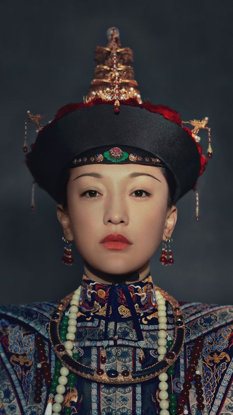 Imperial dress of Qing dynasty Empresses: (1636–1912) Model Meme, Turandot Opera, Qing Dynasty Fashion, Dynasty Fashion, Chinese Empress, Chinese Dynasties, Chinese Military, Crown Aesthetic, Hawaii Wall Art