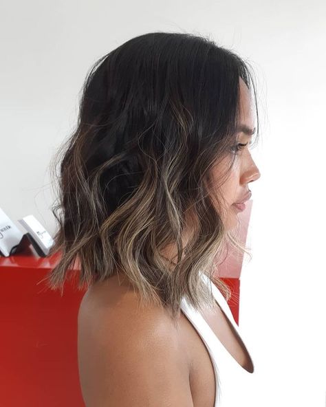 This wavy lob with dark roots and subtle highlights is a trendy fall haircut that perfectly balances sophistication with a touch of edge. The soft waves create volume and movement, while the color contrast between the dark roots and lighter ends adds depth and interest. Ideal for those seeking a modern, versatile style this season. Fall Haircut, Shoulder Length Waves, Fine Thick Hair, Shoulder Length Layered, Messy Bob, Messy Bob Hairstyles, Wavy Lob, Fall Hair Cuts, Subtle Highlights