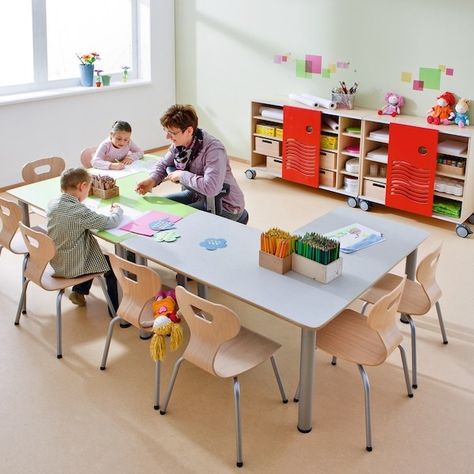 Classroom Wood Decor, Classroom Table Arrangement, Horseshoe Table, Preschool Classroom Layout, Daycare Room Design, Multiple Table, Preschool Tables, Kindergarten Interior, Preschool Designs