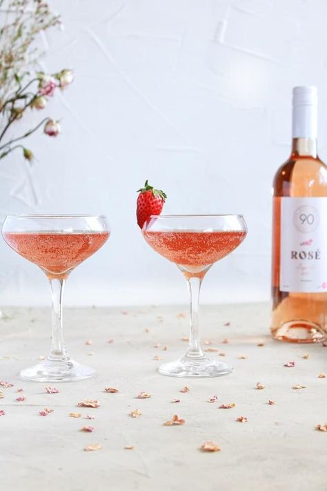 Rose Spritz, Romantic Cocktails, Easy To Make Cocktails, Fresh Rose Petals, Strawberry Wine, Pink Cocktails, Spring Cocktails, Fancy Cocktails, Pink Bridal Shower