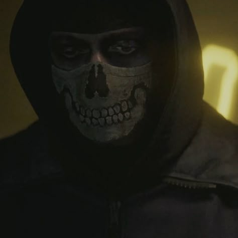 Emo guy with a skull mask, dead inside brown eyes, from Call of Duty. Simon Ghost Riley, Ghost Riley, Call Off Duty, Call Of Duty Ghosts, Masked Man, Military Men, Modern Warfare, Call Of Duty, Profile Picture