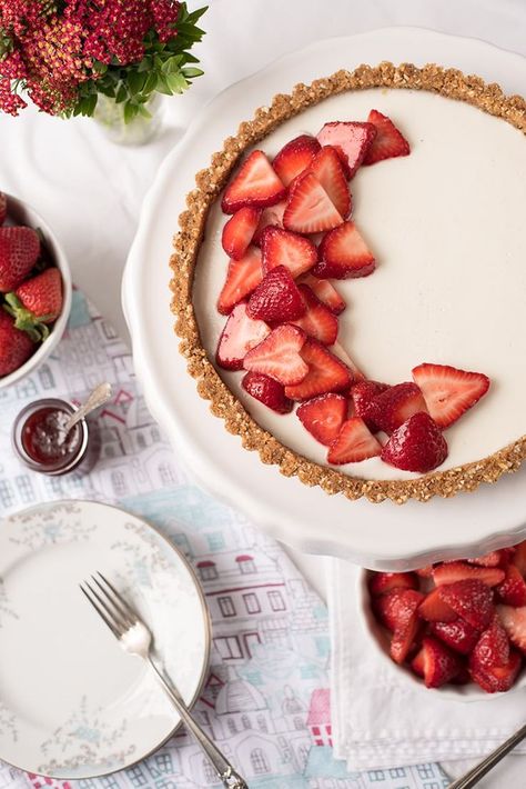 Juicy, sweet strawberries are the star of this icebox dessert. This Strawberry Panna Cotta Tart recipe is a splendid way to highlight the beauty and sweetness of fresh, in-season strawberries which are layered on a creamy gelatin filling and sweet almond, graham cracker crust. #strawberrytart #pannacotta #iceboxdessert #summerdessert #tart #dessertrecipe Easy Delicious Desserts, Food Moodboard, Panna Cotta Tart, Strawberry Panna Cotta, Strawberry Frozen Yogurt, Flavored Pancakes, Dreamy Desserts, Strawberry Tart, Chocolate Chip Cookie Cake