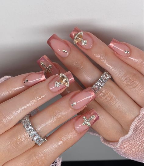 Short Taper Square Nails, Rose Gold Accent Nails, Rose Gold Nails Acrylic Short, Rose Gold Acrylic Nail Designs, Rose Gold Chrome French Tip Nails, Rose Gold Nails Short, Chrome Rose Gold Nails, Rose Gold And White Nails, Rose Gold Prom Nails