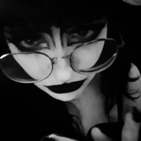 Goth Makeup With Glasses, Trad Goth Pfp, Goth With Glasses, Goth Glasses, Goth People, Scene Pfp, Trad Goth Makeup, People With Glasses, Black And White Makeup