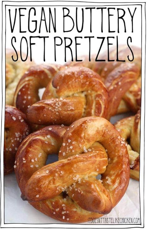 Vegan Buttery Soft Pretzels! Golden crust, soft and chewy, salty and buttery, everything a good pretzel should be. Great for making ahead and freezing for later. #itdoesnttastelikechicken #veganrecipes #veganbaking Patisserie Vegan, Smoothies Vegan, Vegan Snack Recipes, Cake Vegan, Soft Pretzels, Vegan Appetizers, Bread Recipes Homemade, Vegan Cooking, Vegan Foods