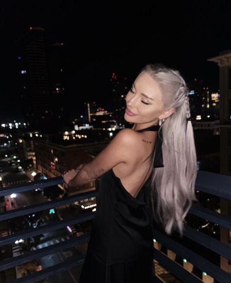 Rooftop Photo Poses, City Balcony Photoshoot, Night Pics Poses, Nighttime Ig Pics, Balcon Photoshoot, Insta Photo Ideas Balcony, Rooftop Pose Ideas, Hotel Insta Pics, Poses For Night Out