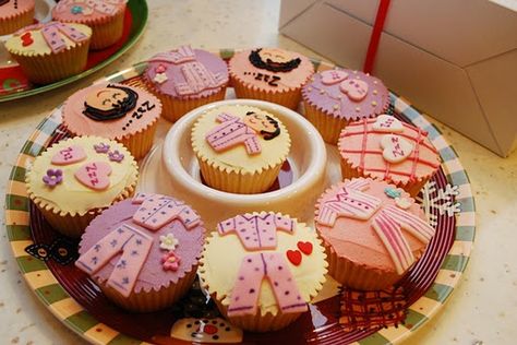 pajama party cupcakes!! SO cute!! Pajama Party Cupcake Ideas, Pajama Party Cake Ideas, Pajama Birthday Parties, Slumber Party Birthday, Grown Up Parties, Best Pajamas, Love Cupcakes, Snack Bowls, Party Menu