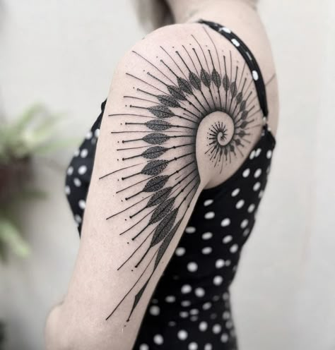 Freehand Fibonacci spiral and fractal leave shapes for my friend and tattoo artist @julianayamaguchi.tattoo 🌿… | Instagram Geometric Spiral Tattoo, Fibanocci Spiral Tattoos, Fibonacci Fern Tattoo, Fibonacci Tattoo Design, Fibinocci Tattoo, Spiral Flower Tattoo, Expanding Tattoo, Fibonacci Sequence Tattoo, Spiral Tattoo Shoulder