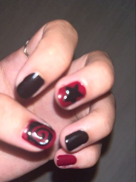 Horror Nail Art Short, Red Black Short Nails, Red And Black Nails Men, Black Red Nails Short, Black And Red Short Nails Ideas, Easy Painted Nails, Formal Black Nails, Gel Nail Inspo Short Natural, Nail Designs For Short Nails Simple