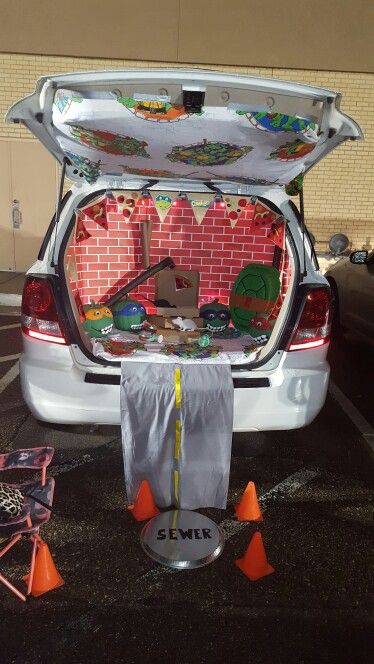 TMNT trunk or treat idea!!!  Nailed it! Ninja Turtle Trunk Or Treat, Church Trunk, Trunker Treat Ideas, Ninja Turtle Pumpkin, Halloween Party Craft, Happy Halloweenie, Couple Halloween Costumes For Adults, Pirate Halloween Costumes, Future Trunks