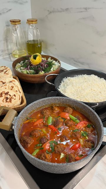 Nurcan‘s Kitchen on Instagram: "Meatballs in tomato sauce with basmati rice,salad and mini pan breads🥘 🇹🇷Domates soslu köfte yemeği,basmati pilavı,salata ve mini bazlamalar🥘 🇩🇪Frikadellen in Tomatensauce mit Basmatireis,Salat und Mini Pfannenbrote🥘 Ingredients (for 4 persons) for the meatballs: •300 gr minced meat •2 tbsp bread crumbs •one egg •one tsp salt,black pepper,thyme other ingredients: •3 tbsp oil •25 gr butter •one middle sized onion•400 gr tomato sauce/passata •100 ml hot water Basmati Rice Salad, Meatballs In Tomato Sauce, Homecooked Meals, Rice Salad, Healthy Food Motivation, Minced Meat, Indulgent Desserts, Snap Food, Basmati Rice