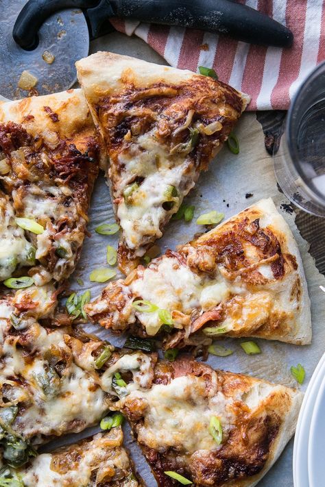 BBQ Pulled Pork Pizza 14 Pulled Pork Pizza Recipe, Homemade Pizza Crust Recipe, Pork Pizza, Pulled Pork Leftover Recipes, Pulled Pork Pizza, Fig Preserves, Best Pork Recipe, Chicken Sausages, Pulled Pork Leftovers