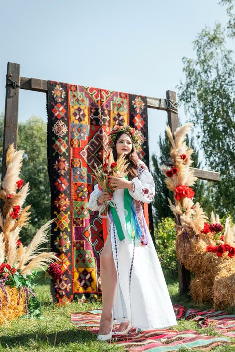 Folk Wedding Decoration, Armenian Wedding Decor, Ukrainian Wedding Crown, Ukrainian Wedding Traditions, Ukrainian Wedding Rushnyk, Ukrainian Wedding, Folk Wedding, Russian Wedding, 18th Birthday