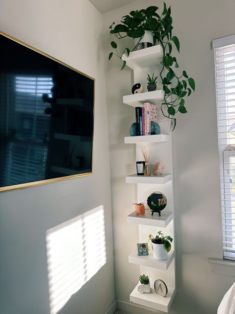 Aesthetic Trophy Shelf, Lack Shelf Decor, Ikea Shelf Ideas, Shelf Decor Plants, Devils Ivy Plant, Plant Shelf Decor, Decorated Shelves, Roomdecoration Aesthetic, Ikea Lack Shelf