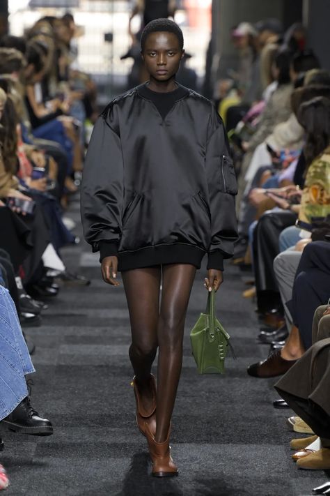 JW Anderson Spring 2025 Ready-To-Wear Collection [PHOTOS] Paris Street Style Spring, Fashion Athleisure, Copenhagen Street Style, Trend 2025, The Olsen Twins, Androgynous Style, Sporty Looks, 2025 Trends, Olsen Twins