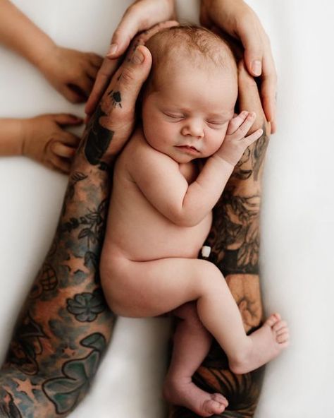 Tattooed Maternity Pictures, Newborn Tattoo, Why Do I Care, Pregnancy Tattoo, Tattoo Baby, Big Hands, Parent Tattoos, Baby Shoot, Maternity Pics