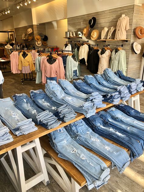 Boutique Jeans Display, Ways To Display Jeans In A Boutique, Boutique Jean Display, Jeans Shop Interior Design, Jean Wall Display Boutique, Western Wear Store Front, Mini Boutique Store Ideas, Fashion Store Display, Clothing Booth Display