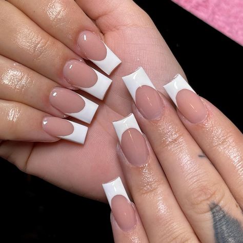 French Tip Medium Nails, Nails For 7th Grade, Medium French Tip Acrylic Nails, White Tip Acrylic Nails, Fly Nails, Kylie Nails, French Tip Acrylics, White Tip Nails, Opal Nails