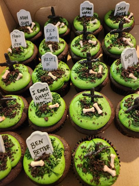 Grave Cupcakes, Graveyard Food Ideas, Graveyard Cupcakes, Beetlejuice Cupcakes, Horror Themed Party, Pastry Design, Dirt Cake, Halloween Graveyard, Halloween Baking