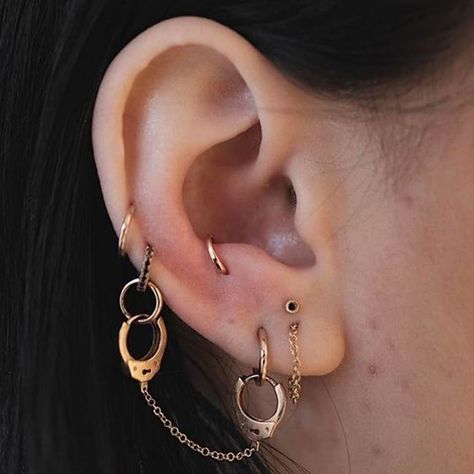 Anti Tragus Piercing, Piercing Conch, Septum Piercings, Cool Ear Piercings, Piercing Tragus, Cool Piercings, Cute Ear Piercings, Cute Piercings, Types Of Piercings