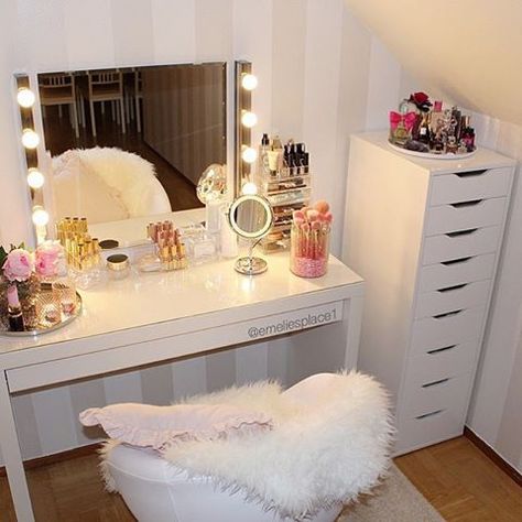 Curled up in bed sick admiring some Makeup Vanity inspo via @emeliesplace1 I am in the process of decorating my Beauty Room and the IKEA malm dresser & Alex 9 drawers are both on my to buy list from IKEA this week #makeup #makeupjunkie #makeupslaves #makeupmafia #makeupaddict #MakeupLovers #bbloggers #bbloggerau #beautyblogger #motd Rangement Makeup, Simple Bed Designs, Beauty Corner, Vanity Room, Glam Room, Makeup Rooms, Makeup Room, Beauty Room, Dream Rooms