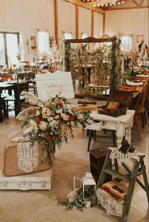 Rustic Antique Wedding Decor, Boho Wedding Guest Sign In Table, Rustic Boho Wedding Head Table, Indoor Boho Wedding Reception, Boho Guest Table Wedding, Boho Farm Wedding Decor, Western Wedding Cake Table, Fall Boho Wedding Centerpieces, Boho Wedding Entrance