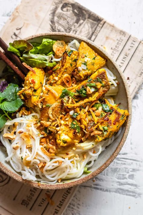 Turmeric Fish, Vietnamese Fish, White Fish Recipes, Fish Dinner Recipes, Fried Shallots, Vietnamese Cuisine, Fish Dinner, Dinner Inspiration, Baked Fish