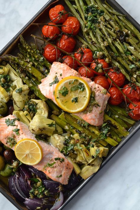 Delicious Lunch Ideas, Salmon Nicoise, Salmon And Veggies, Sheet Pan Salmon, Pan Salmon, Bagel Toppings, Avocado Toast Egg, Nicoise Salad, Simple Green Salad