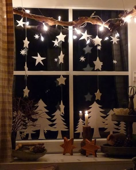 Easy and Inexpensive Christmas Window Decoration Ideas – HomeCrux Julkransar Diy, Christmas Window Decoration, Christmas Decora, Inexpensive Christmas, Holiday Hack, Christmas Window Display, Winter Window, Easy Diy Decor, Christmas Window Decorations