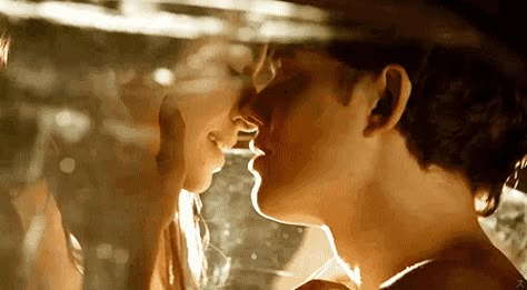 Bill Skarsgård Gif, Skarsgard Brothers, Skarsgard Family, Romantic Kiss Gif, Roman Godfrey, Bill Istvan Günther Skarsgård, Milan Kundera, Hemlock Grove, Daniel Sharman