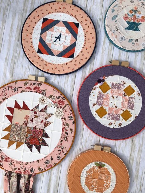 Quilting Hoop Decor, Quilts For Beginners, Christmas Thrift, Patchwork Projects, Quilting Hoops, Mini Quilt Patterns, Circle Quilts, Dog Quilts, Quilt Block Tutorial